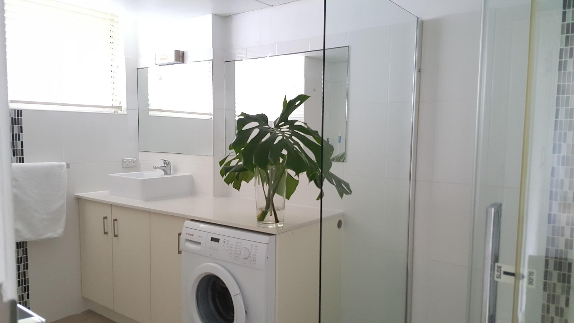 Wyuna Beachfront Holiday Apartments Gold Coast Bagian luar foto