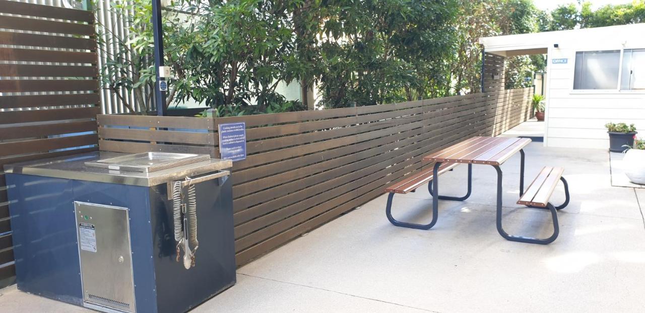 Wyuna Beachfront Holiday Apartments Gold Coast Bagian luar foto